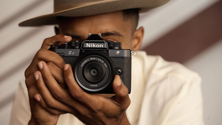 Máy ảnh không gương lật Nikon ZF – Thiết kế vượt thời gian