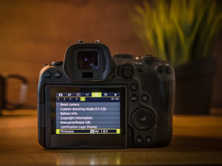 Firmware máy ảnh là gì? Vì sao phải cập nhật firmware thường xuyên ?
