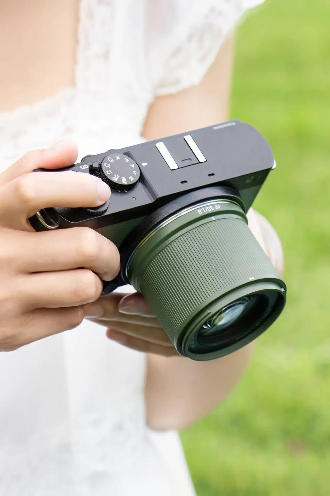 TTArtisan AF 50mm F1.8 NEO màu xanh ô liu gắn trên máy Lumix